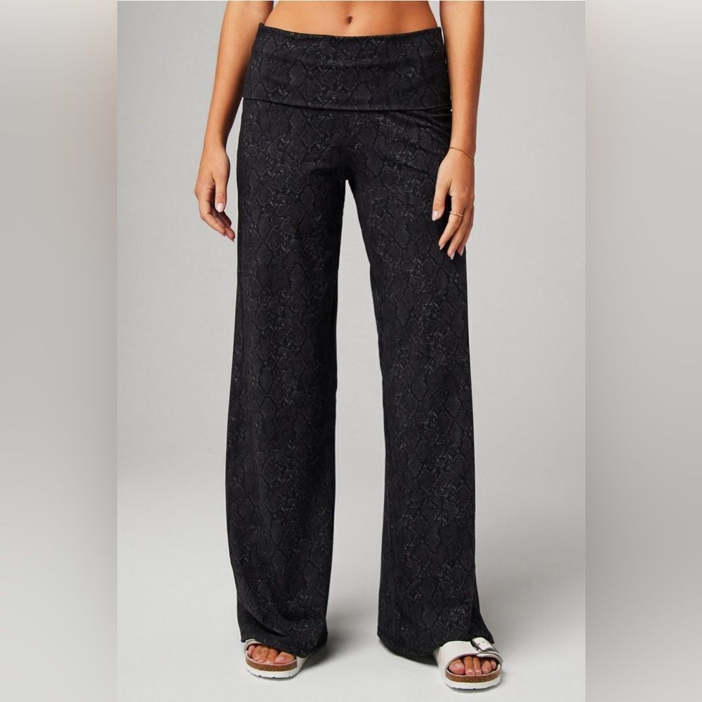 NWT SZ XL *SNAKESKIN* Fabletics PureLuxe Foldover Yoga Pants